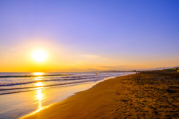【神奈川県 江ノ島】夕日に照らされた海