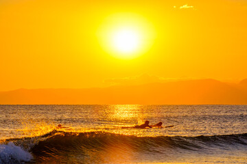 【神奈川県 江ノ島】夕日に照らされた海