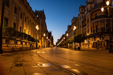 Fototapeta na wymiar the morning lights announce the sunrise in the city center of Seville,spain