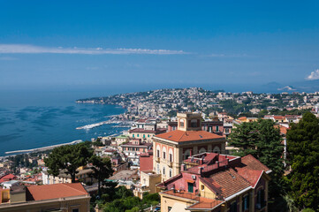 Naklejka na ściany i meble Blick von einem höher gelegenen Punkt auf die Stadt Neapel an einem schönen Sommertag