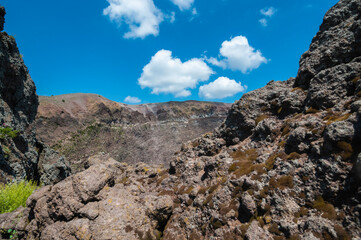 View of the rim of a volcano crater on a sunny summer day. Blick auf den Rand eines Vulkan Kraters an einen sonnigen Sommertag