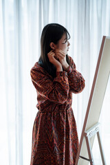 出かける準備をする女性