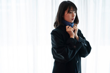出かける準備をする女性