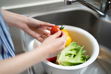 サラダを作る女性