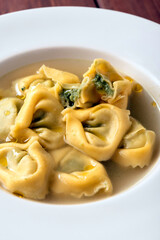Tortellini in brodo ripieni di ricotta e spinaci, Cucina Italiana