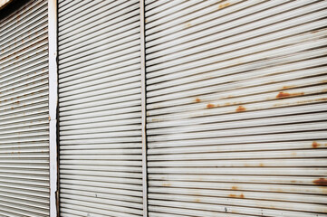 古いシャッター扉