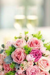 Obraz na płótnie Canvas Sweet color rose bouquet with two glasses of wine, love, dating and anniversary concept