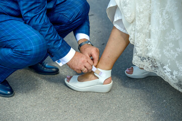 Beautiful flowers and wedding rings on the wedding day.