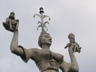 The Imperia of Constance carries the emperor and pope on her hands