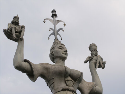 The Imperia of Constance carries the emperor and pope on her hands