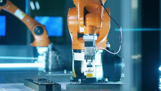 Robotic arm is displacing microchips in the laboratory