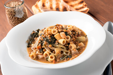 Piatto di pasta con lenticchie, bietole e pancetta, Cucina Italiana 