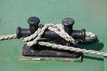 Fototapeta premium Schiffstau, Schiffspoller , Poller auf einem Schiff, Deutschland, europa