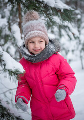 Obraz premium Child in winter. A little girl, playing in the winter outside.