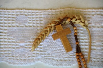 kreuz und ähre  auf dem altar