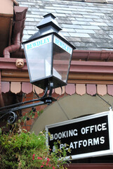 Obraz premium Old Traditional Lantern with Sign 'Bewdley' and Railway Station Entrance 