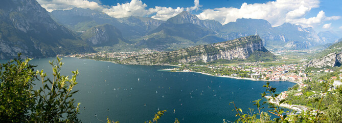 Panorama del Lago di Garda con Rva e Torbole