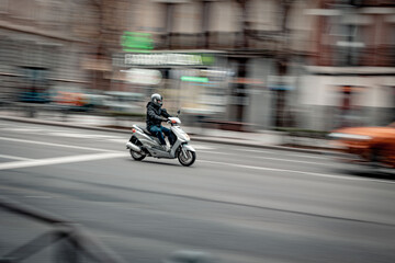 Naklejka premium moto en la ciudad