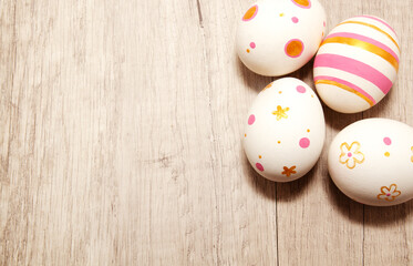 Obraz na płótnie Canvas Colorful golden bright handmade painted easter eggs on a wood background.