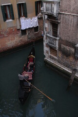 Fototapeta na wymiar Canales de Venecia al atardecer con sus góndolas, Italia 