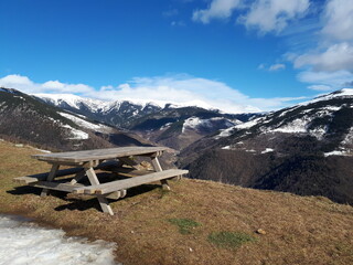 Mesa con vistas a la monta&ntilde;a