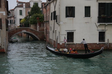 Fototapeta na wymiar Canales de Venecia con sus góndolas, Italia 