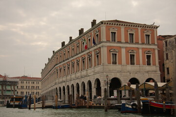 Fototapeta na wymiar Canales de Venecia con sus góndolas, Italia