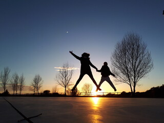 Saltando en la hora azul juntas