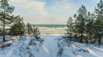 Plaża zimą z drona zejście