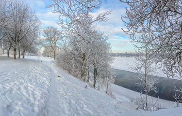 Frosty day on the banks of the Neva River in the month of February.