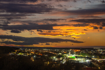 Obraz premium Night city lights in winter at sunset