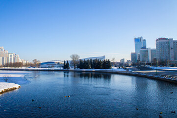Obraz premium Cityscape on the city near the river on a winter sunny day