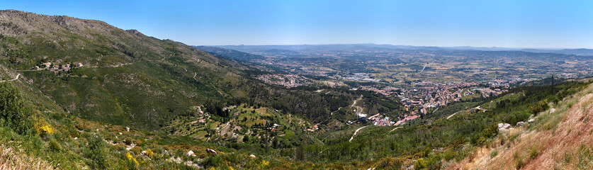 Fototapeta na wymiar Panoramablick von der Serra da Estrela über Covilhã