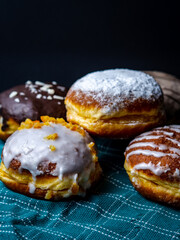 donuts with icing sugar