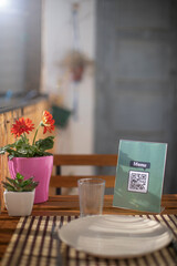 Código QR en una mesa de restaurante par escanear menu con el smartphone . 