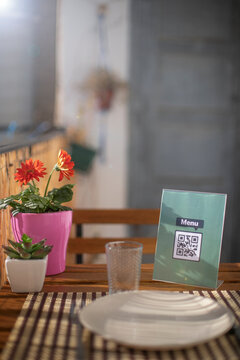 Código QR En Una Mesa De Restaurante Par Escanear Menu Con El Smartphone . 