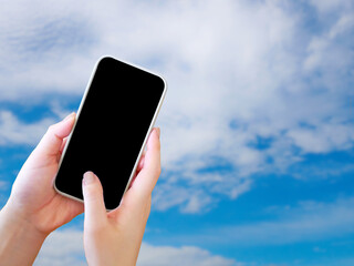 スマートフォンを操作する女性