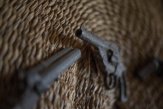 detalle de pistolas antiguas - revolver