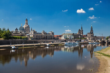 Obraz premium Dresden on the river Elbe in Germany