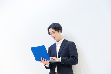 パソコンを使う男性　白背景