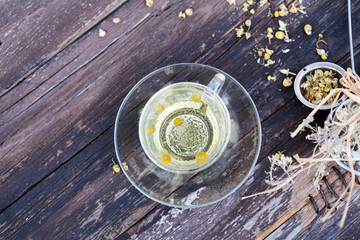 chá de camomila perfumado em uma mesa de madeira.