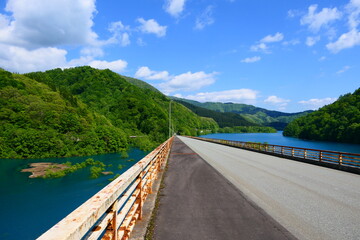 初夏の鎧畑ダム。仙北、秋田、日本。５月下旬。