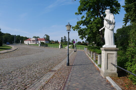 Skulpturen Schloßstraße in Neustrelitz in Mecklenburg-Vorpommern in der Mecklenburgischen Seenplatte