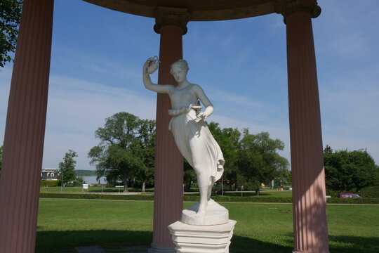 G&ouml;ttin Hebe im Schlossgarten Neustrelitz