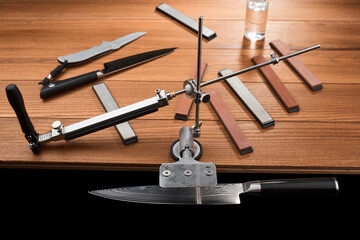 Japanese knife fixed in a manual sharpener machine