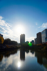 Obraz premium 市ヶ谷橋から見た外濠と東京の街並み