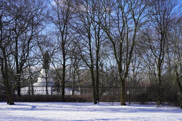 Sonnige, weiße Winterlandschaft des Treptower Parks in Berlin mit Sowjetischem Ehrenmal im...