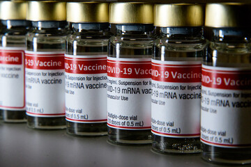 印象的なCOVID-19ワクチンのイメージ