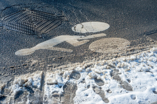 Bike lane symbol with snow