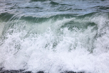Obraz na płótnie Canvas Wave in the sea with splashing water.